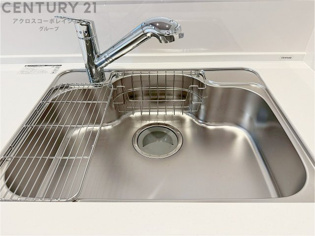 大きなシンクでお鍋などの大きな調理器具を洗う際にも便利です。
