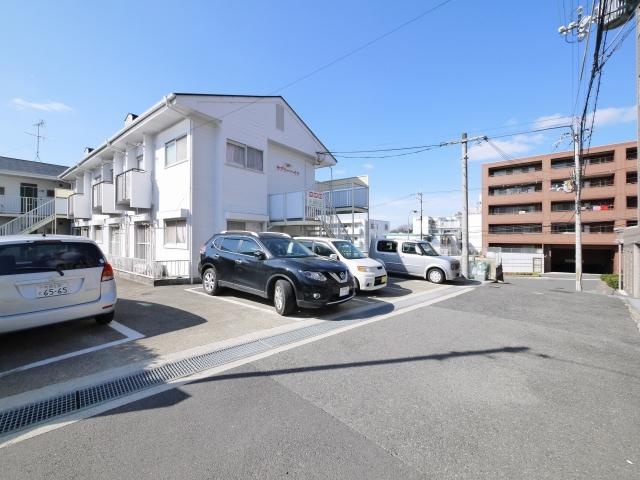 ラブリーハイツの駐車場