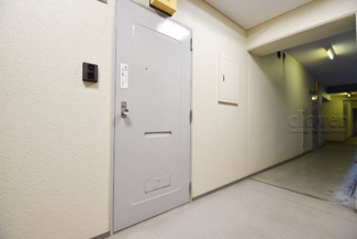 【その他共用部分】 | 皆様をお迎えする、お部屋の玄関ドア。開けやすさや開放角度、ドアノブの操作しやすさや鍵の形状などを、現地で一度ご確認ください。～即日のご見学可能～　お問合せはお気軽にどうぞ。
