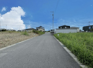 【前面道路含む現地写真】 | グランファミーロ金田西　土地　袖ヶ浦駅 | 【金田西　約88坪！】
木更津市金田西の土地は、約88坪あり間取りの自由度良好です！
都内へのアクセスが良好なエリアとなっておりますので、都内にお勤めの方おすすめです！
建物の配置を考えやすい整形地！