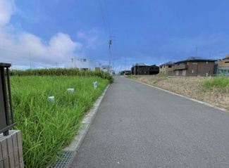 【前面道路含む現地写真】 | グランファミーロ金田西　土地　袖ヶ浦駅 | 【金田西　約88坪！】
木更津市金田西の土地は、約88坪あり間取りの自由度良好です！
都内へのアクセスが良好なエリアとなっておりますので、都内にお勤めの方おすすめです！
建物の配置を考えやすい整形地！