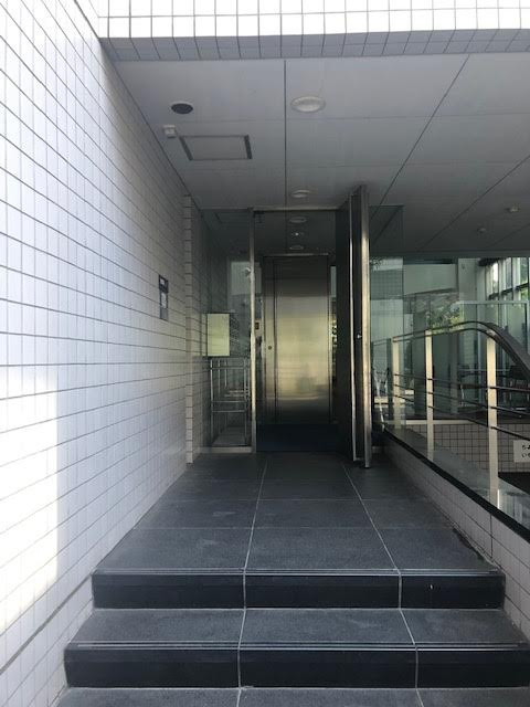 飯田ビルのエントランス