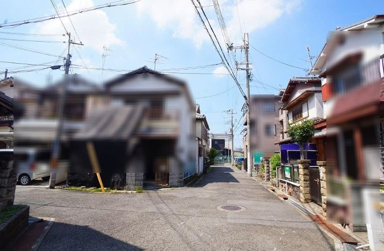 松原市一津屋１丁目の中古一戸建の前面道路含む現地写真