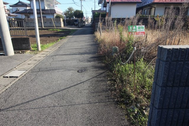 栃木市薗部町2丁目の前面道路含む現地写真|北側公道を西から