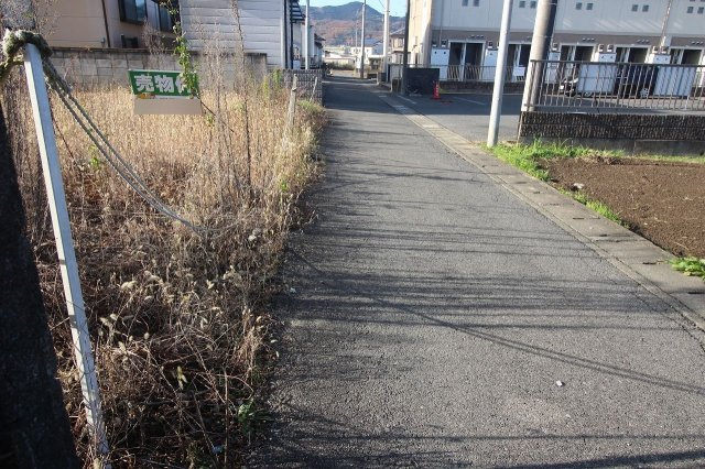 栃木市薗部町2丁目の前面道路含む現地写真|北側公道を東から
