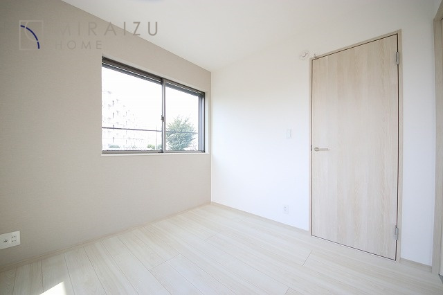 【洋室】 | 居心地の良さそうなリラックスできる空間。独立性のある建物ですので、ご自分の時間を大切にしたご家族様にぴったりです！
