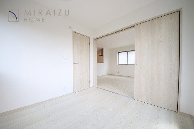 【寝室】 | 広さのある洋室は、ご夫婦様の寝室にぴったりですね。ご主人様の趣味のものや書斎などにも使用できるくらいの広さが嬉しいです。収納もばっちり完備してますのでお荷物が多いご家族様も安心してお暮しいただけます！