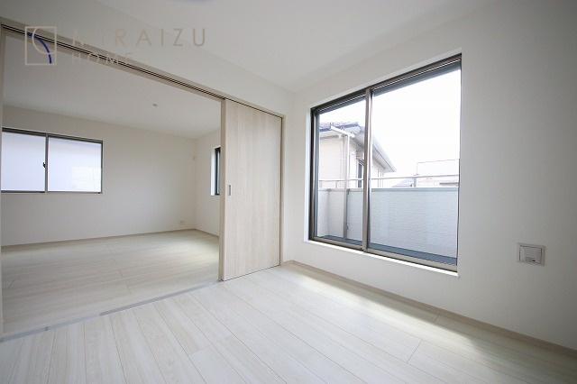 【子供部屋】 | お子様のお部屋にも主寝室にも使えますね。窓が二面についていますので採光もばっちり、空気の入れ替えもOK！自分のお部屋を持ちたいお子様の夢を叶えます！
