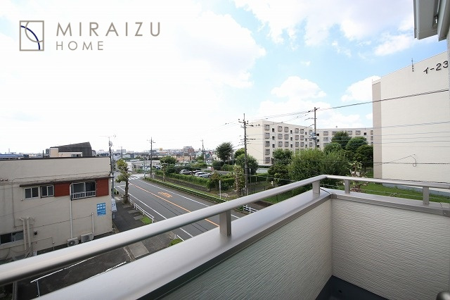 【バルコニー】 | 小鳥の鳴き声で目覚める朝、爽やかな風が入ります。太陽の陽射しでお洗濯物がカラッと乾き、気持ちの良い洋服とお布団で快適に過ごせます。