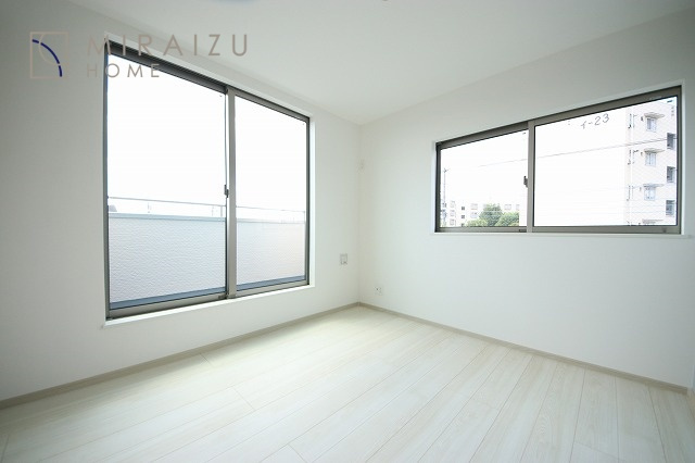 【洋室】 | 心も体も癒されるゆったりと落ち着いた洋室。窓が多いつくりになっています。窓が多いと明るい空間を保ち、室内へ気持ちの良い風も取り込んでくれます。