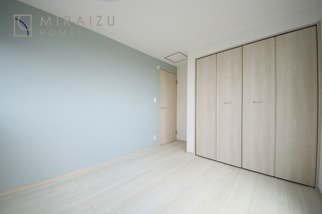 【子供部屋】 | 床のフローリングもオシャレな洋室が嬉しいです。独立性のある住宅ですので、各居室それぞれ、テイストの違うお部屋インテリア造りをしても面白いかもしれませんね！