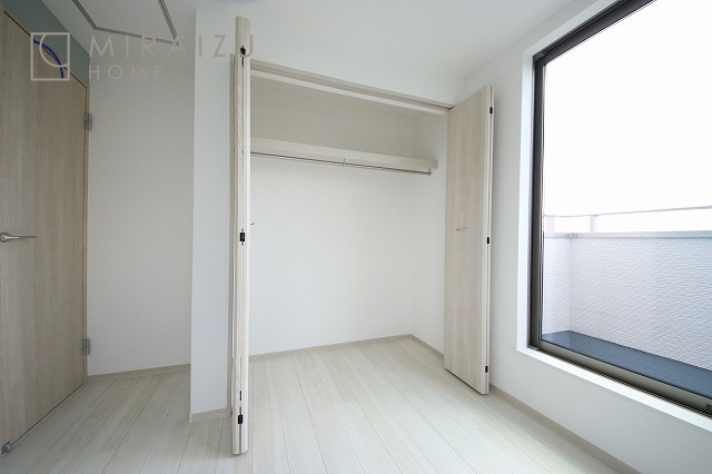 【収納】 | 収納あり、自然な採光ありの洋室。家族みんなが気持ち良く目覚められる、過ごしやすい主寝室などにもお勧め。もちろん、ペットもご一緒に。