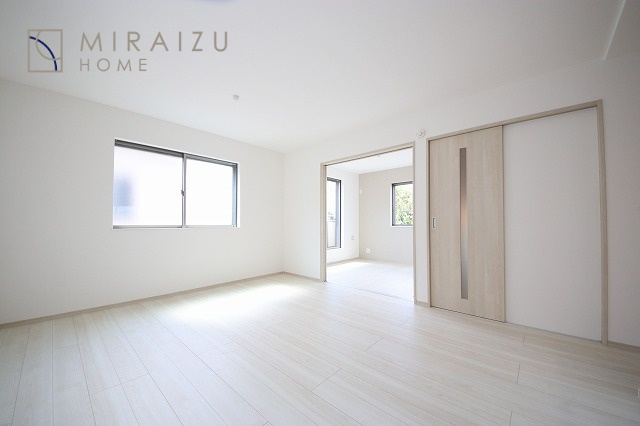 【居間・リビング】 | 陽当たりが心地の良いリビング空間です。日中はカーテンを開けて自然な光を取り込みリラックスして過ごしたいですね、照明器具もセンスの良いものを使いたいですね。
