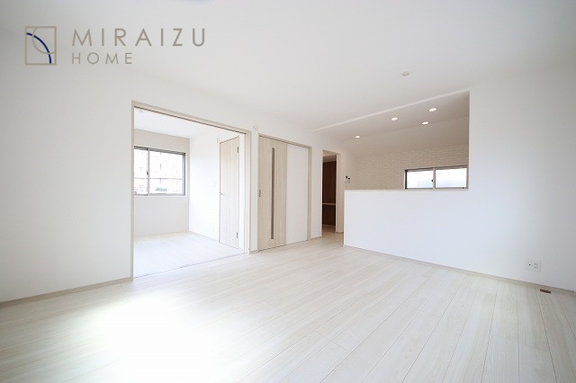 【居間・リビング】 | 大きな窓が特徴の南向きリビングでは、太陽光も沢山取り込むことが出来てお家の中にいても日光浴が可能ですね、開放的な空間です。インテリア選びも楽しそう、ご家族様で相談しながらインテリア配置も楽しみたいです