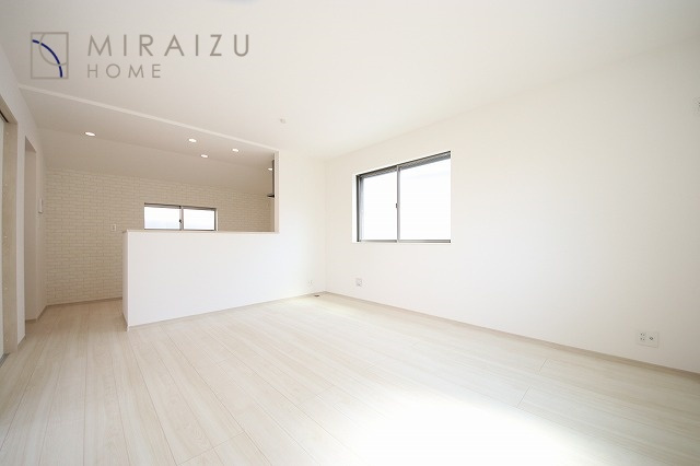 【居間・リビング】 | 明るい光が取り入れられる空間設計のリビングです。インテリア配置もしやすい間取りです。壁や床の色と合わせて落ち着いたインテリアも選びたいですね♪グリーンを飾っても素敵だと思います。
