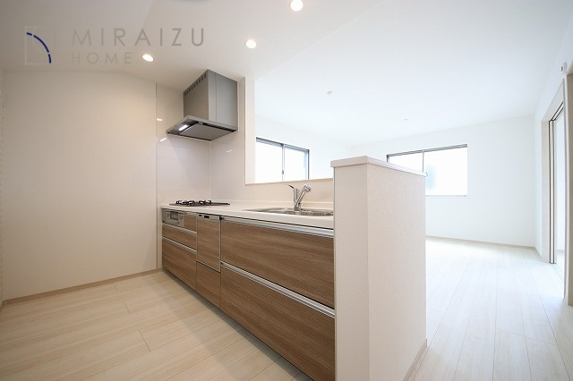 【キッチン】 | 洗練されたキッチンでは毎日の家事を少しでも楽に快適に工夫したいですね、大きいシンクではお皿洗いもストレスフリー、3口コンロでは要領よくお料理も可能です。レンジフードもお掃除がしやすい設計が嬉しい。
