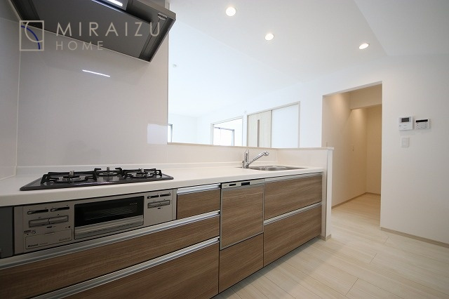 【キッチン】 | スッキリとした形が上品な広々ワイドキッチンです。レンジフードもすっきりとした造りなので圧迫感もございません。窓もあり明るい空間の中で毎日お料理することが可能です。収納スペースも広いのが嬉しいですね。
