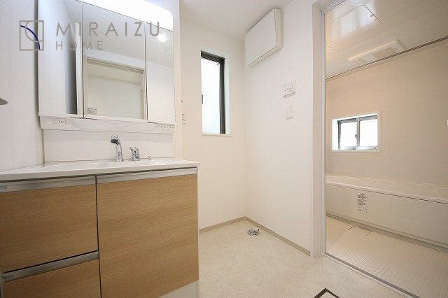 【独立洗面台】 | 高級感漂う洗面台です。鏡の後ろの収納棚もとても充実しております。コスメが大好きな奥様も、女子力高いご主人様もきっとご満足いただける収納力です。三面鏡なので、ヘアセットにも便利です。
