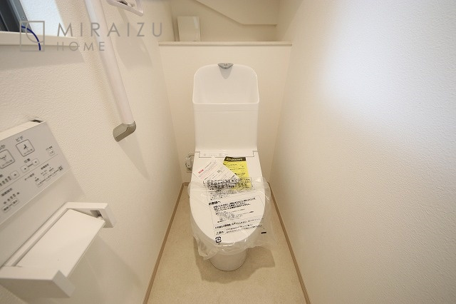 【トイレ】 | 空気の換気と窓からの光の明るさに配慮した清潔感のあるトイレ、ご自分の好きなアロマや芳香剤を置いて落ち着く空間を演出、一人になれる空間ですから、リラックスしたいですね。
