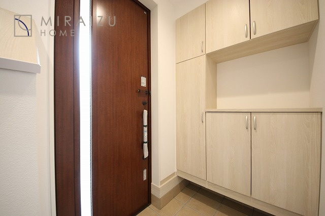 【玄関】 | いってきます♪ただいま♪明るい声が聞こえてきそうな玄関。ナチュラルなカラーがとても清潔感のある造りです♪
