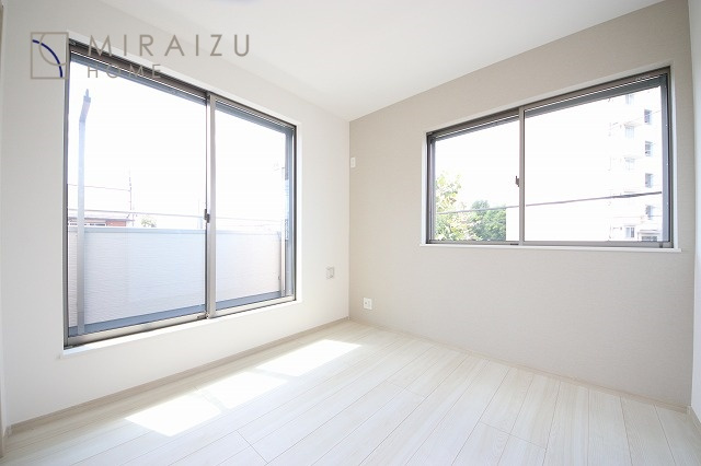 【内装】 | プライベートの空間もみんなで過ごす空間も両社兼ね備えたつくりです。階段には安全性を配慮し、手すりを設置。太陽の光と風が心地良い窓も付いた内装です。
