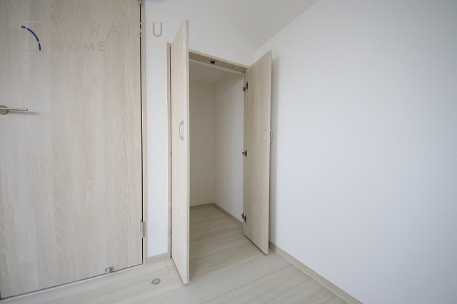 【収納】 | 収納力も自慢です。お洋服がお好きなお客様も多いですよね、衣替えをしなくてもお洋服をしまっておけそうなくらいの広さですね！
