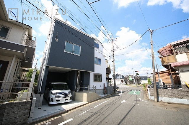 【外観】 | 青く澄み渡った綺麗な空と、陽の光をたっぷりと受ける、そんな新築住宅で新生活をスタートしてみませんか？見学・ご相談等、ミライズホーム(株)までお気軽にご連絡下さい。