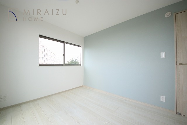 【寝室】 | 収納あり、自然な採光ありの洋室。家族みんなが気持ち良く目覚められる、過ごしやすい主寝室などにもお勧め。もちろん、ペットもご一緒に。