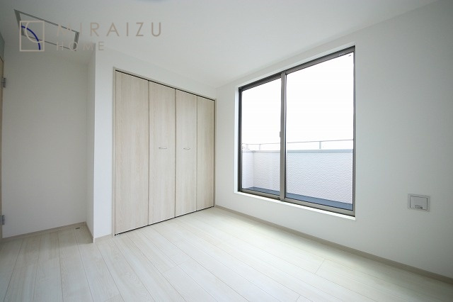 【洋室】 | 小鳥の鳴き声で目覚める朝、爽やかな風が入ります。太陽の陽射しでお洗濯物がカラッと乾き、気持ちの良い洋服とお布団で快適に過ごせます。