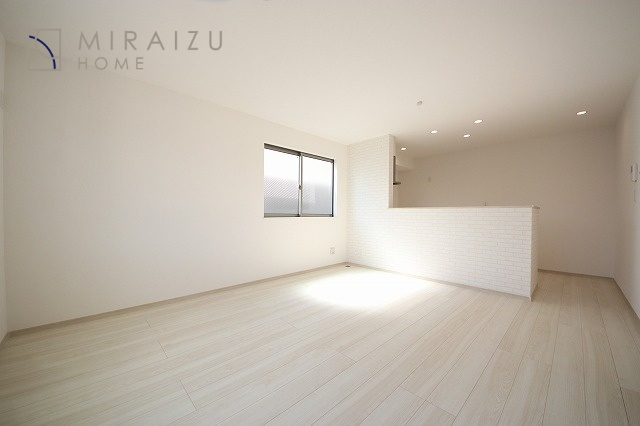 【居間・リビング】 | 陽当たりが心地の良いリビング空間です。日中はカーテンを開けて自然な光を取り込みリラックスして過ごしたいですね、照明器具もセンスの良いものを使いたいですね。
