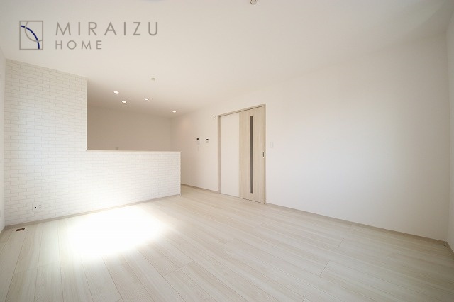 【居間・リビング】 | 大きな窓が特徴の南向きリビングでは、太陽光も沢山取り込むことが出来てお家の中にいても日光浴が可能ですね、開放的な空間です。インテリア選びも楽しそう、ご家族様で相談しながらインテリア配置も楽しみたいです