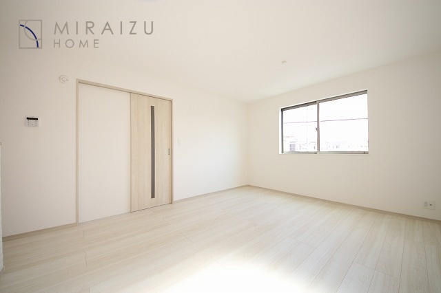 【居間・リビング】 | 明るい光が取り入れられる空間設計のリビングです。インテリア配置もしやすい間取りです。壁や床の色と合わせて落ち着いたインテリアも選びたいですね♪グリーンを飾っても素敵だと思います。
