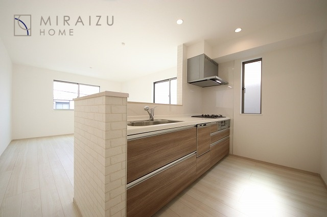 【キッチン】 | 洗練されたキッチンでは毎日の家事を少しでも楽に快適に工夫したいですね、大きいシンクではお皿洗いもストレスフリー、3口コンロでは要領よくお料理も可能です。レンジフードもお掃除がしやすい設計が嬉しい。
