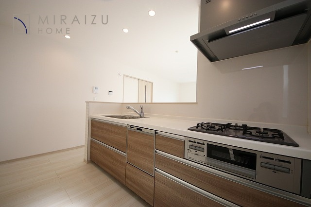【キッチン】 | スッキリとした形が上品な広々ワイドキッチンです。レンジフードもすっきりとした造りなので圧迫感もございません。窓もあり明るい空間の中で毎日お料理することが可能です。収納スペースも広いのが嬉しいですね。
