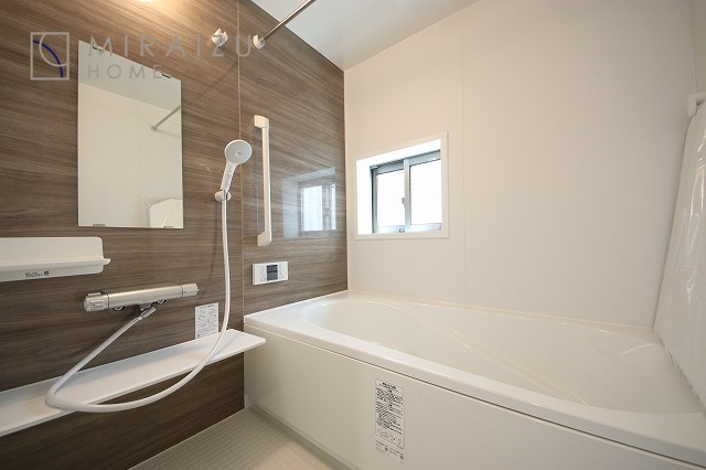 【浴室】 | 清潔感のあるホテルのような広い浴室が自慢です。疲れた日にはお湯をためてリラックスタイムを楽しみたいですね、今はスマホも防水の時代です、半身浴をしながら動画視聴、漫画視聴、楽しく過ごしたいですね^^
