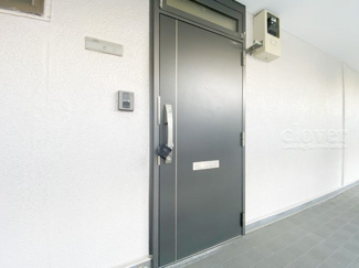【その他共用部分】 | ダブルロック式の玄関ドアが皆様をお出迎え。お部屋のセキュリティの観点からも、うれしい設備ですね。玄関の色もシックで良い感じです。～即日のご見学可能～　お問合せはお気軽にどうぞ。