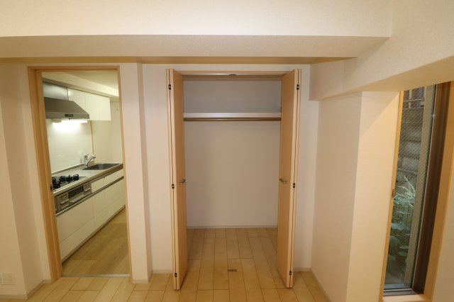 パレス龍大のその他|洋室にクローゼット有り。両開き扉なので荷物の出し入れがしやすいです。