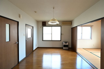 【居間・リビング】 | パークヒルズ美原町 | ゆったり過ごせる居間です