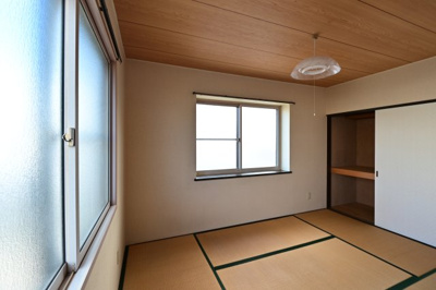 【和室】 | パークヒルズ美原町 | 畳の上でゆっくりとくつろげる和室です