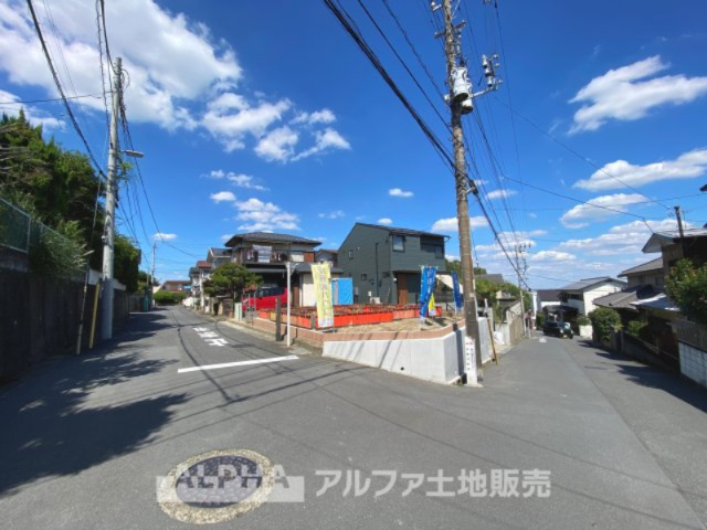 日野市南平15期の前面道路含む現地写真|【outward appearance】
◆時を忘れる場所◆みんなが集い、食事と楽しい会話が始まる。話に夢中になり、ついつい時を忘れ夜半過ぎになってしまう。そんな束の間の幸せを感じさせてくれる場所。