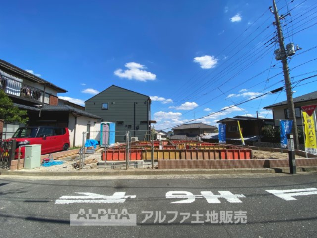 日野市南平15期の外観|【House of the Sun】
◆明るい家◆太陽の温かな光がお家全体を照らす。そこには目を輝かせ笑顔で見つめてくれる君がいて、「ただいま」の言葉がこだまする。そんな君の瞳に恋している。