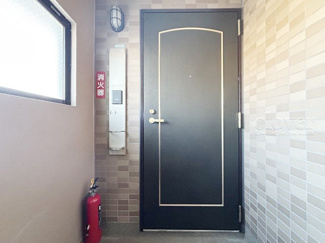 【その他共用部分】 | 皆様をお迎えする、お部屋の玄関ドア。開けやすさや開放角度、ドアノブの操作しやすさや鍵の形状などを、現地で一度ご確認ください。～即日のご見学可能～　お問合せはお気軽にどうぞ。