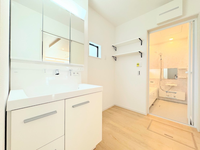 【独立洗面台】 | ◇◆横浜市青葉区若草台2期　新築一戸建て◆◇ | ◆毎日使う場所だから、機能的で使いやすさに配慮したパウダールーム。すっきりと使えるように収納も豊富にご用意しています。