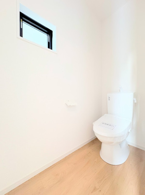 【トイレ】 | ◇◆横浜市青葉区若草台2期　新築一戸建て◆◇ | ◆清潔感のある白を基調とした落ち着ける空間。小窓をもうけていますので、こもりやすい空気の入れ替えも簡単に行えますね！