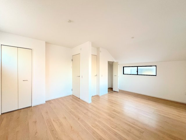 【洋室】 | ◇◆横浜市青葉区若草台2期　新築一戸建て◆◇ | ◆柔らかい陽光が差し込む明るいお部屋を演出する設計。彩光の取れる窓が気持ちの良いお部屋を創り上げます。