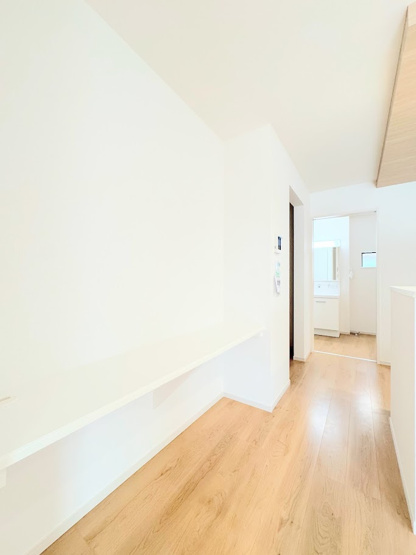 【居間・リビング】 | ◇◆横浜市青葉区若草台2期　新築一戸建て◆◇ | ◆リビングの一角に設けたワークスペース。勉強中のお子さまの様子を窺うことができたり、家事のすきま時間でデスク作業ができたりとフレキシブルに活用することができます。