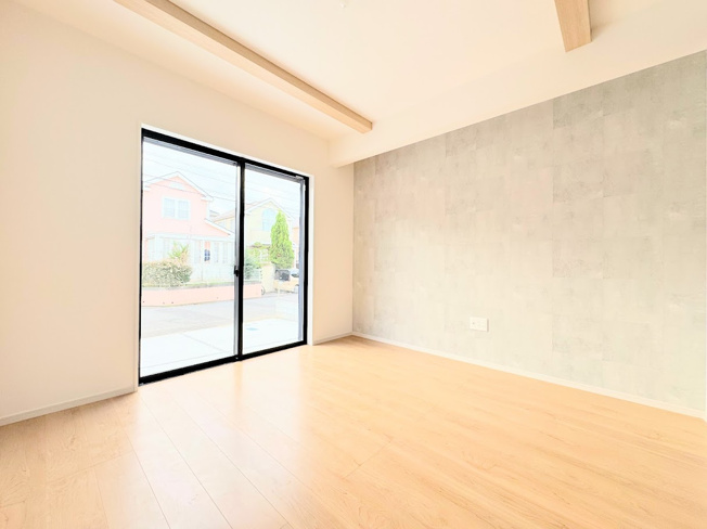 【居間・リビング】 | ◇◆横浜市青葉区若草台2期　新築一戸建て◆◇ | ◆広々としたリビング・ダイニングは、シックでモダンな内装。落ち着いた雰囲気に包まれて、伸びやかな空間のなかで、ゆったりと家族団らんのひとときを過ごせます。