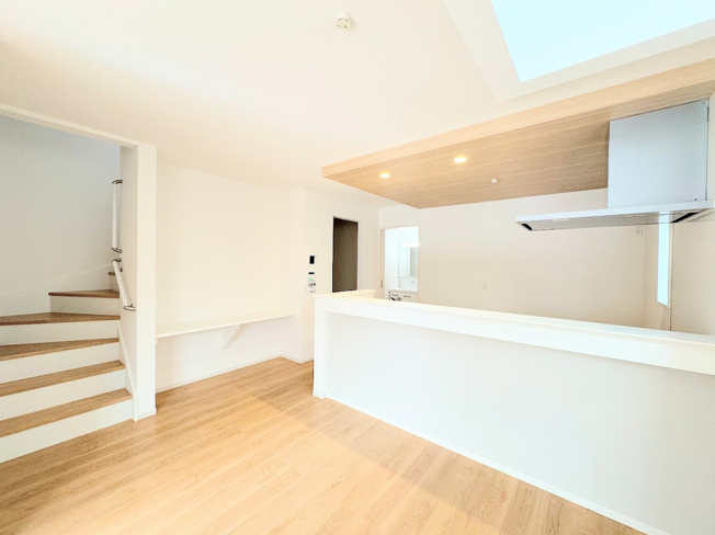 【居間・リビング】 | ◇◆横浜市青葉区若草台2期　新築一戸建て◆◇ | ◆柔らかな色合いのフローリングと清潔感のあふれる白のクロスが明るい空間を創り出しているリビングダイニング。家族の集まる憩いの場にふさわしいです。