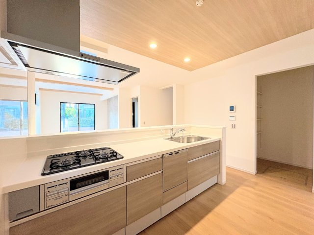 【キッチン】 | ◇◆横浜市青葉区若草台2期　新築一戸建て◆◇ | ◆キッチンからダイニングやリビングが見渡せるキッチン。料理をしながら家族とコミュニケーションをとれるだけでなく、大きな開放感も得られることができます。