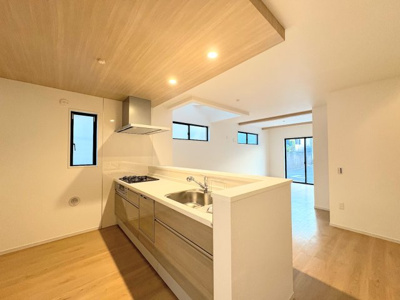 【キッチン】 | ◇◆横浜市青葉区若草台2期　新築一戸建て◆◇ | ◆ご家族みんなで調理ができる位のスペースを実現したキッチン空間となっております。みんなで作った料理を召し上がりながらの会話は、どのような物になるのでしょうか。